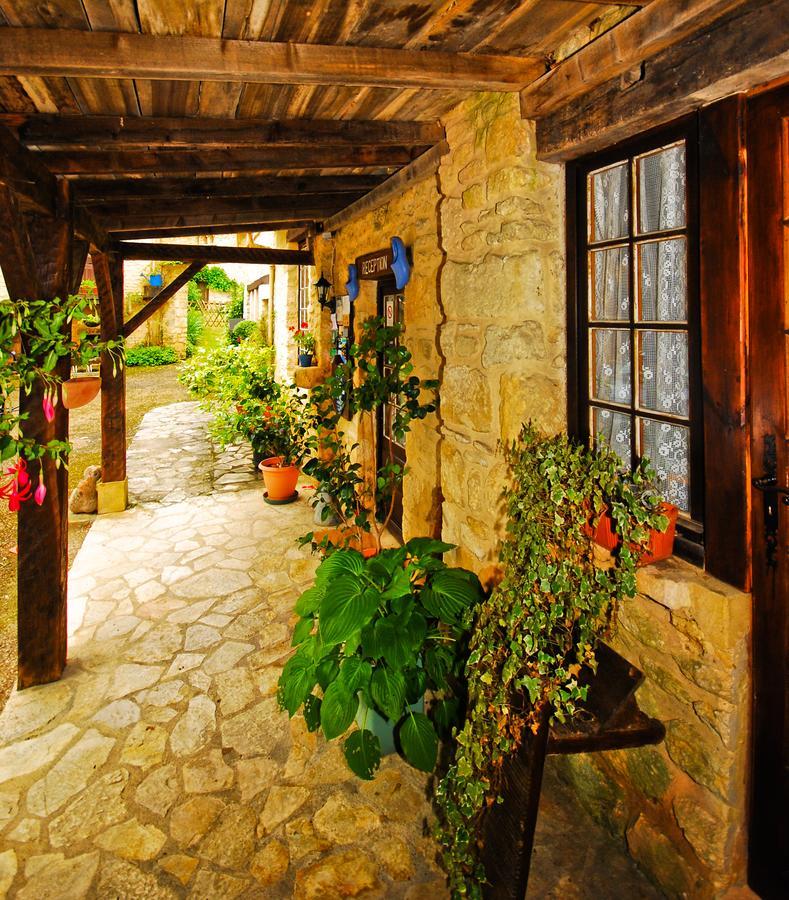 Auberge De Castel-Merle Sergeac Esterno foto